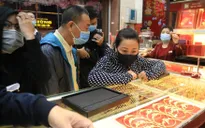 Đợi từ 3h sáng, ngồi vách ngăn, mua vàng Ngày vía Thần Tài