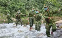 Bộ đội biên phòng căng mình tuần tra biên giới chống dịch COVID-19