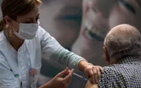 Israel mở cửa trở lại sau khi tiêm vaccine COVID-19 cho gần một nửa dân số