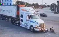 Vượt đèn đỏ, thanh niên lái xe máy bị container đâm trúng