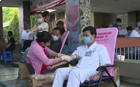 Hàng trăm y, bác sĩ hiến máu cứu người trong mùa dịch