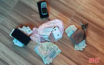 Khởi tố 4 cán bộ, nguyên cán bộ xã bị bắt quả tang đánh bạc
