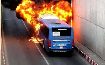 Xe bus cháy dữ dội trong hầm chui An Sương