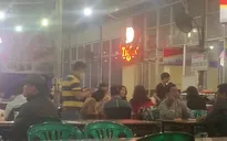 Bất chấp quy định, hàng quán "bên ngoài im lìm, bên trong tấp nập"