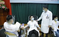 Hàng trăm y, bác sĩ hiến máu cứu người bệnh