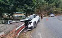 Ô tô tông vào lan can trên đèo Bảo Lộc, 4 người trong một gia đình thương vong