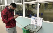 Hà Nội yêu cầu người dân quét mã QR code chống dịch khi đến làm việc