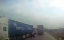 Nóng vội sang đường, xe máy suýt đấu đầu xe tải