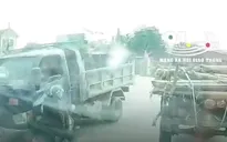Xe máy lấn làn, vượt ẩu đâm vào bánh trước xe tải