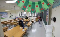 Phụ huynh "mừng rơi nước mắt" vì con được đi học trở lại