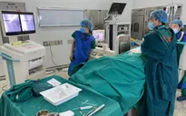 Bơm xi măng sinh học phẫu thuật tạo hình đốt sống cho cụ bà 101 tuổi
