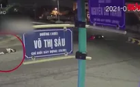 Phóng xe máy như bay, nam thanh niên tông trúng trụ bê tông giữa ngã tư