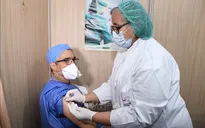 Vì sao tiêm vaccine vẫn dương tính với SARS-CoV-2?