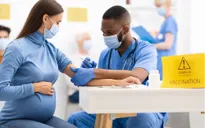 Chưa thấy dấu hiệu rủi ro trên 10.000 phụ nữ đang mang thai tiêm vaccine ngừa COVID-19