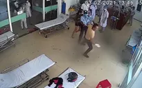 Bị nhắc đeo khẩu trang, bệnh nhân đánh bác sĩ
