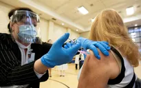 Canada bị tố nhận vaccine của các nước nghèo