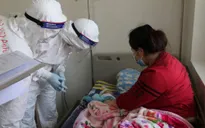 Bé sơ sinh và bé trai 9 tháng tuổi mắc COVID-19 có bệnh kèm theo