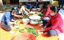 Sinh viên luân phiên ‘gối ca’ gói bánh chưng tặng người dân Hải Dương trong khu cách ly