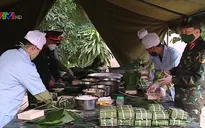 Mổ lợn, gói bánh chưng... chuẩn bị đón Tết trong khu cách ly