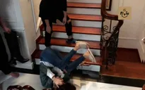 Hướng dương ngược nắng: Hậu trường cảnh Hồng Diễm diễn Châu say sấp mặt, ngã dúi dụi xuống cầu thang