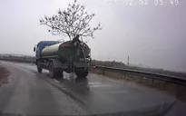 Xử phạt tài xế lái xe tưới đường đi lùi trên đường lên cầu Thanh Trì