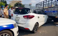 Tài xế ô tô điên cuồng tháo chạy CSGT, cố thủ trong xe "múa" dao thách thức