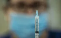 Chile: Điều tra 2 bác sĩ tiêm vaccine của chó cho người