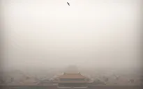 Nhiều khu vực ở Trung Quốc ô nhiễm nặng, ban ngày sương mù dày đặc, không có nắng