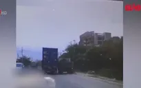 Xe ben vượt ẩu tông học sinh đi xe máy rồi bỏ chạy