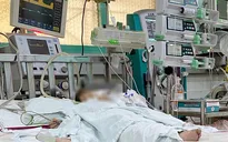 Bé trai 13 tháng tuổi nguy kịch vì uống nhầm dầu thắp đèn