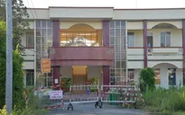 Bà bán vé số vào phòng bệnh nhân COVID-19 rồi đi nhiều nơi, âm tính lần 1