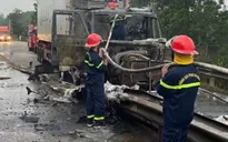 Xe đầu kéo cháy rụi sau cú đâm vào dải phân cách