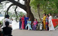 Phố đi bộ Hồ Gươm hoạt động trở lại, nhiều người không đeo khẩu trang