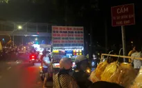 Hàng rong "bủa vây" lòng, lề đường