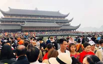 Hàng nghìn người đổ về chùa Tam Chúc, chen lấn hỗn loạn