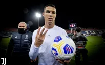 Ronaldo lập hat-trick, Juventus bám đuổi Inter và AC Milan