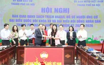 Bàn giao 260 hồ sơ ứng cử đại biểu Quốc hội khóa XV và đại biểu HĐND TP Hà Nội khóa XVI