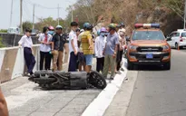 Bị tai nạn ngay khúc cua, người đàn ông rơi xuống kè biển tử vong