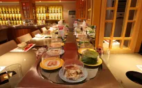 Tiêu dùng "không" chạm: Lẩu băng chuyền hay giao hàng nóc nhà?