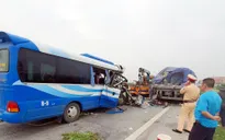 Xe khách đâm vào xe đầu kéo, 1 người tử vong, gần 20 người bị thương