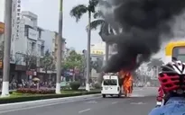 Xe tang lễ bốc cháy ngùn ngụt giữa phố