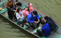 Du khách đánh bài ăn tiền trên thuyền khi đi lễ chùa Hương