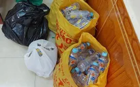 Nhiều học sinh đau bụng, buồn nôn sau khi uống nước ngọt phát miễn phí
