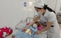 Bé gái vỡ lách, đa chấn thương sau khi bị xe tông ngã đập mặt, bụng xuống đường