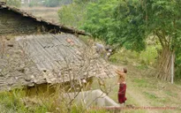 Lộ ảnh Châu (Hồng Diễm) và Phúc (Quốc Đam) trốn lên phố núi nuôi cá trồng rau