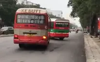Hai xe bus đánh võng, chèn ép nhau khiến người đi đường "khiếp vía"