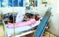 3 học sinh nhập viện nghi do ngộ độc keo thổi bong bóng