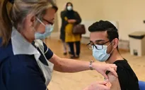 Anh công bố dữ liệu mới nhất về kết quả triển khai vaccine Pfizer và AstraZeneca