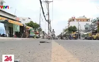 Hàng cột điện xuống cấp chình ình giữa lòng đường, nghiêng vào nghiêng ra phía nhà dân