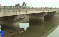 Cầu tiền tỷ xây xong bỏ không